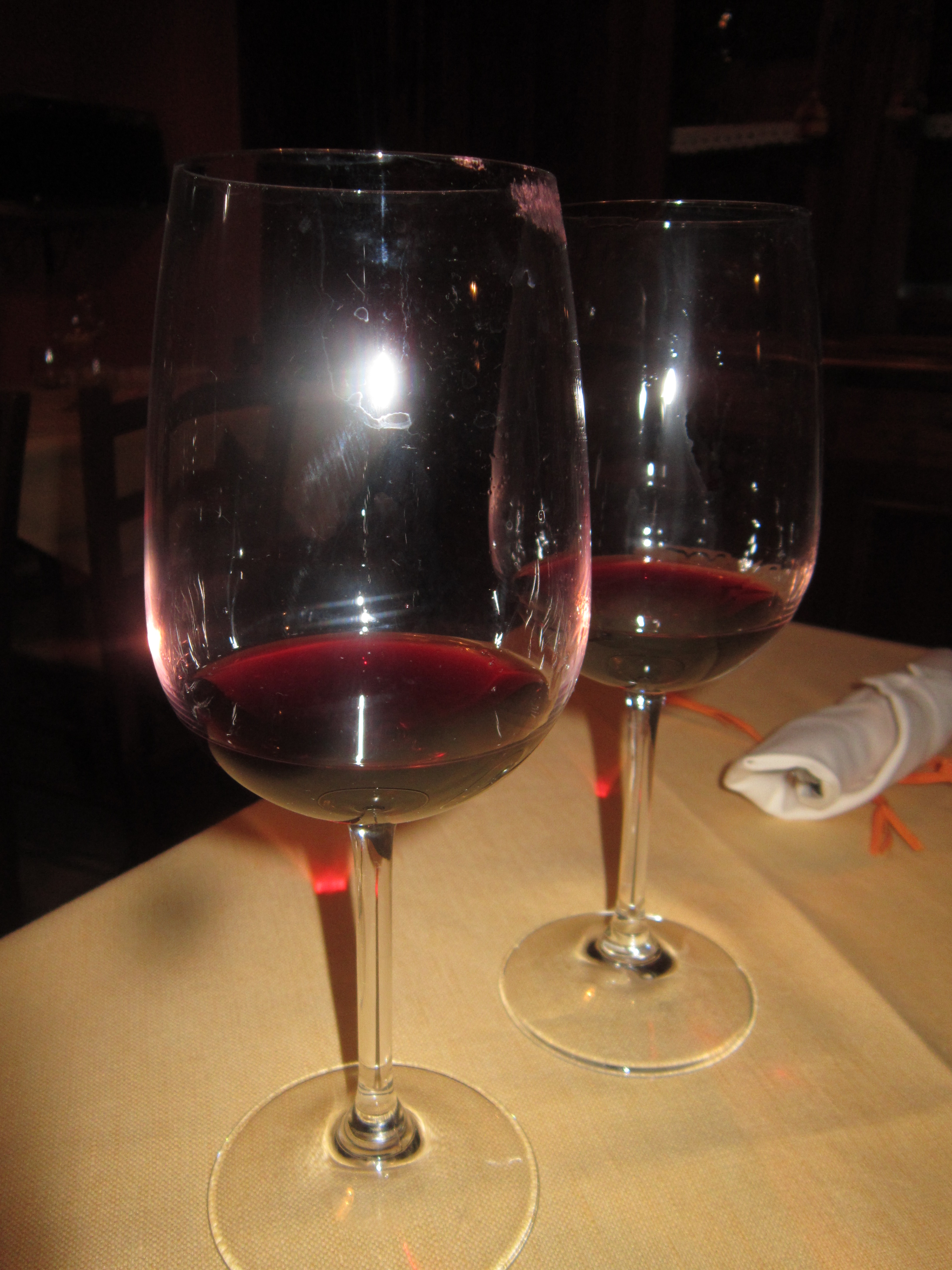 due calici di vino rosso :alla salute.