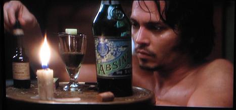 una foto con l'attore John Depp nel film Jack lo squartatore che beve assenzio