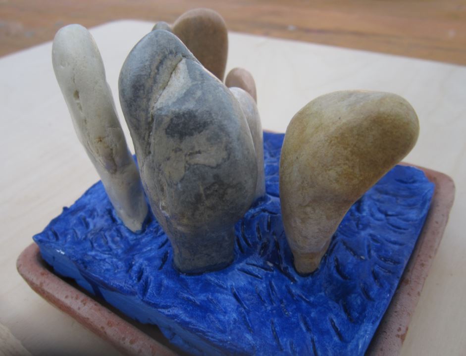 composizione di ciottoli : delfini di pietra
