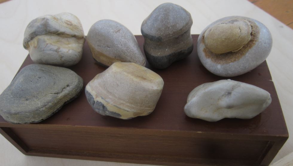  composizione di pietre strane
