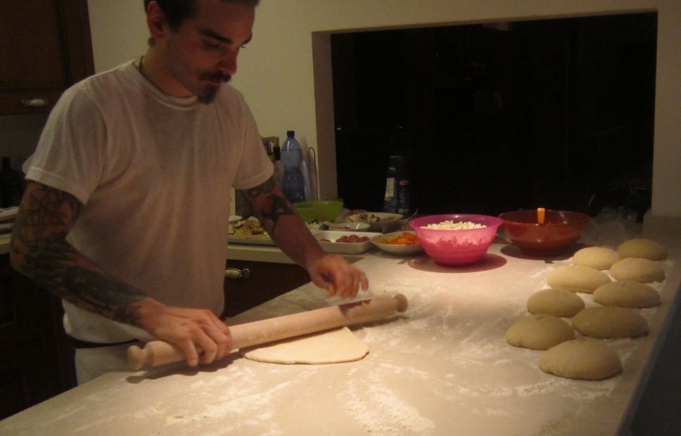 preparazione delle pizze:il pizzaiolo.