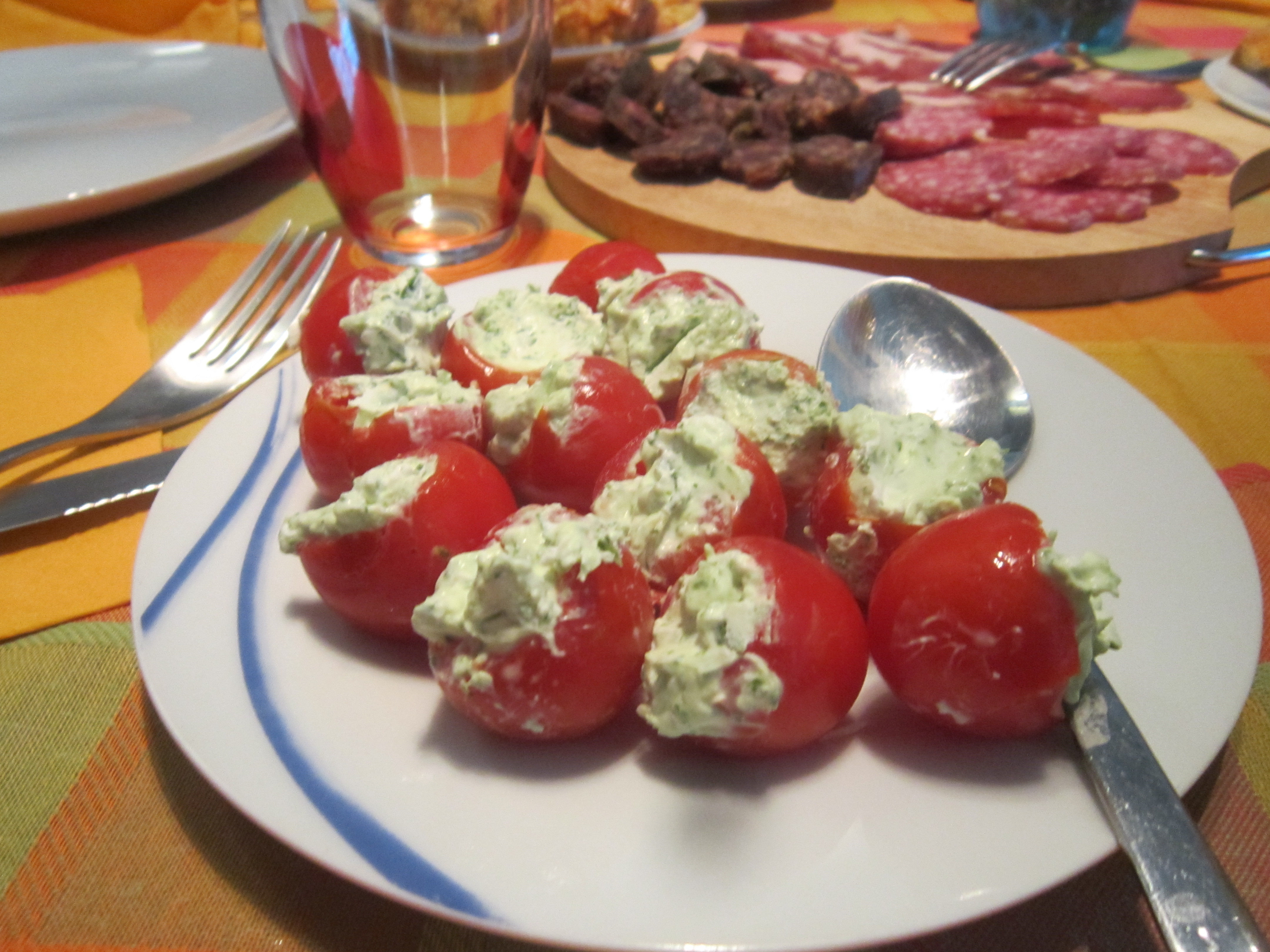 pomodorini ripieni ricotta e basilico