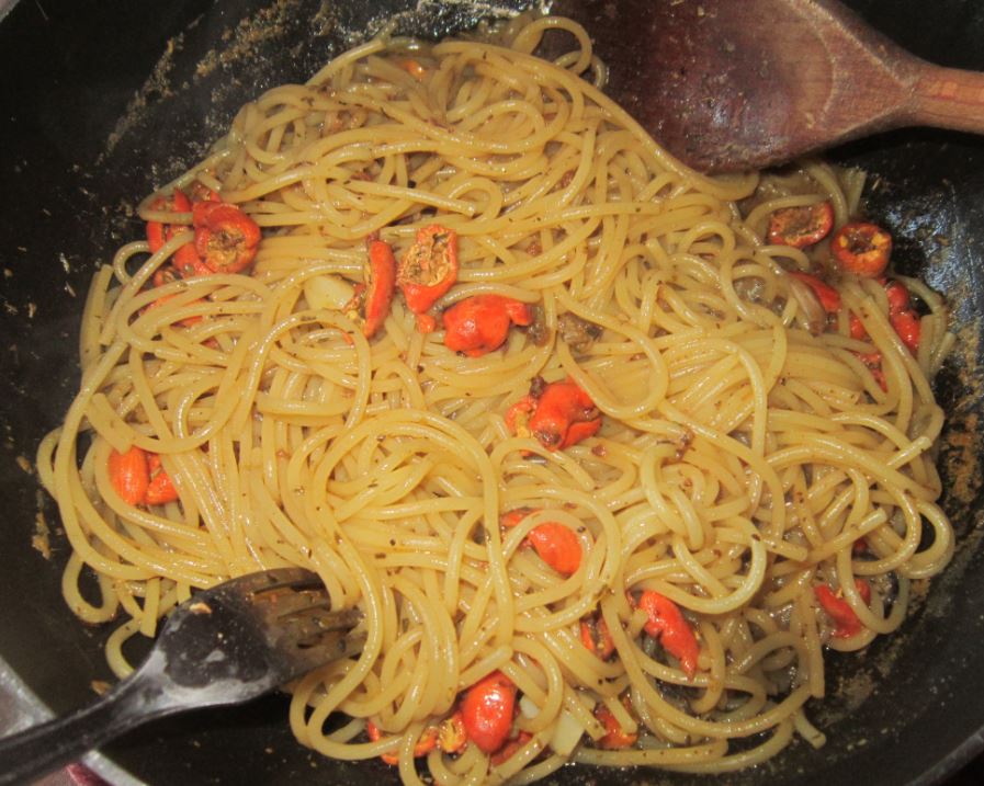 spaghetti con ragù di  limoni di mare e ricci