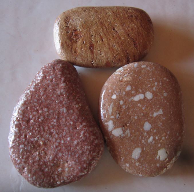 composizione di pietre"affettati di pietra su ceramica bianca